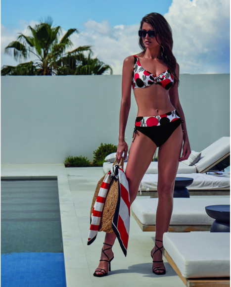 Top de bikini reductor con escote en pico y grafismo abstracto