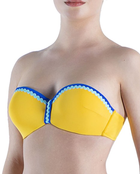 Top bikini bandeau con copa color liso y detalles en contraste Ondulina